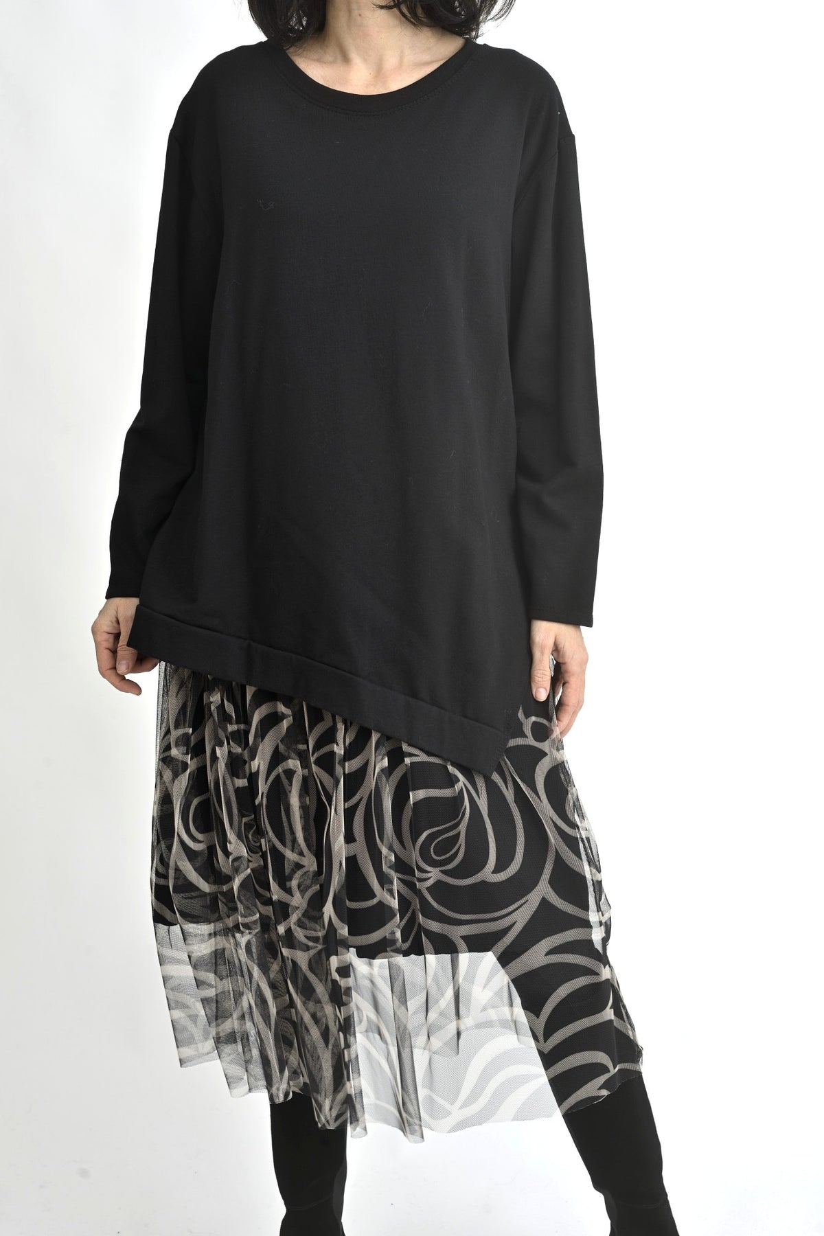 Rochie neagră cu tul imprimat model zebra, croială lejeră și tiv asimetric, fotografiată din față.