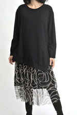 Rochie neagră cu tul imprimat model zebra, croială lejeră și tiv asimetric, fotografiată din față.