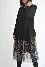 Rochie midi neagră cu tul zebra, purtată lejer, evidențiind silueta amplă și confortabilă.