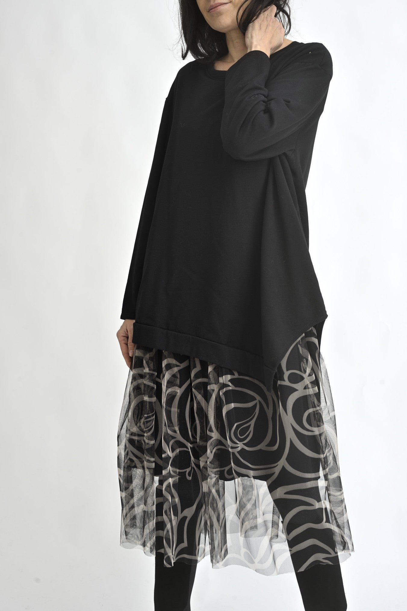 Rochie midi neagră cu tul zebra, purtată lejer, evidențiind silueta amplă și confortabilă.