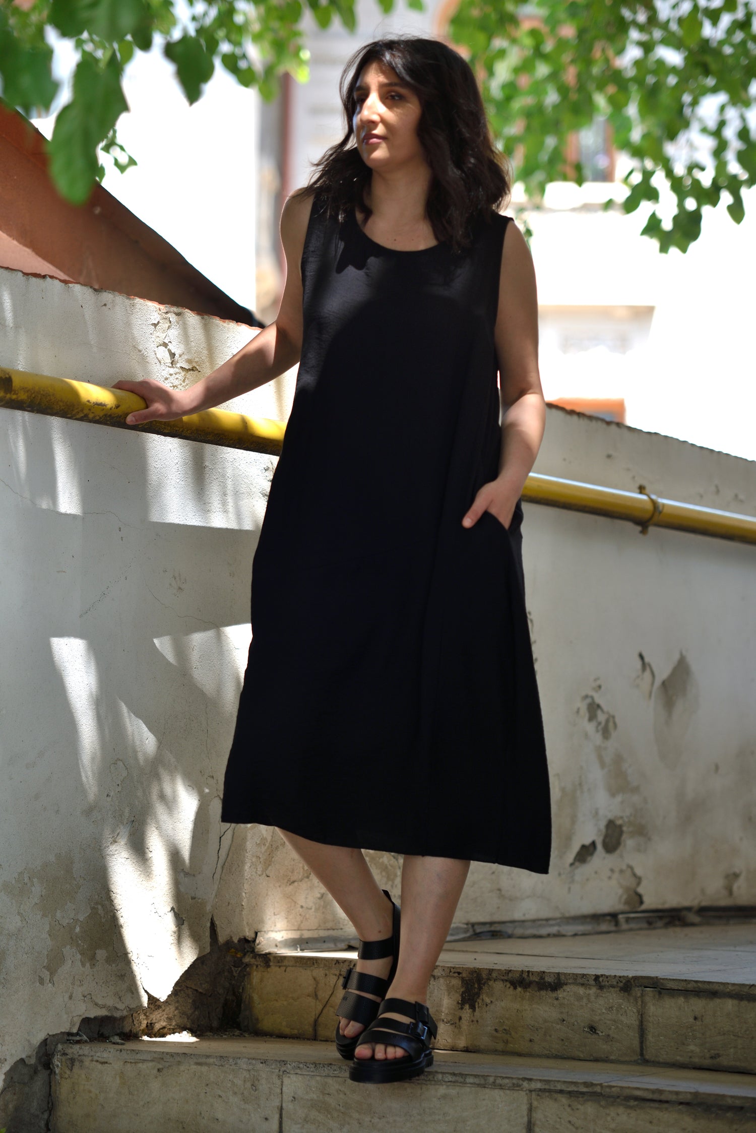 Rochie vaporoasă neagră, lejeră, în mers pe trepte