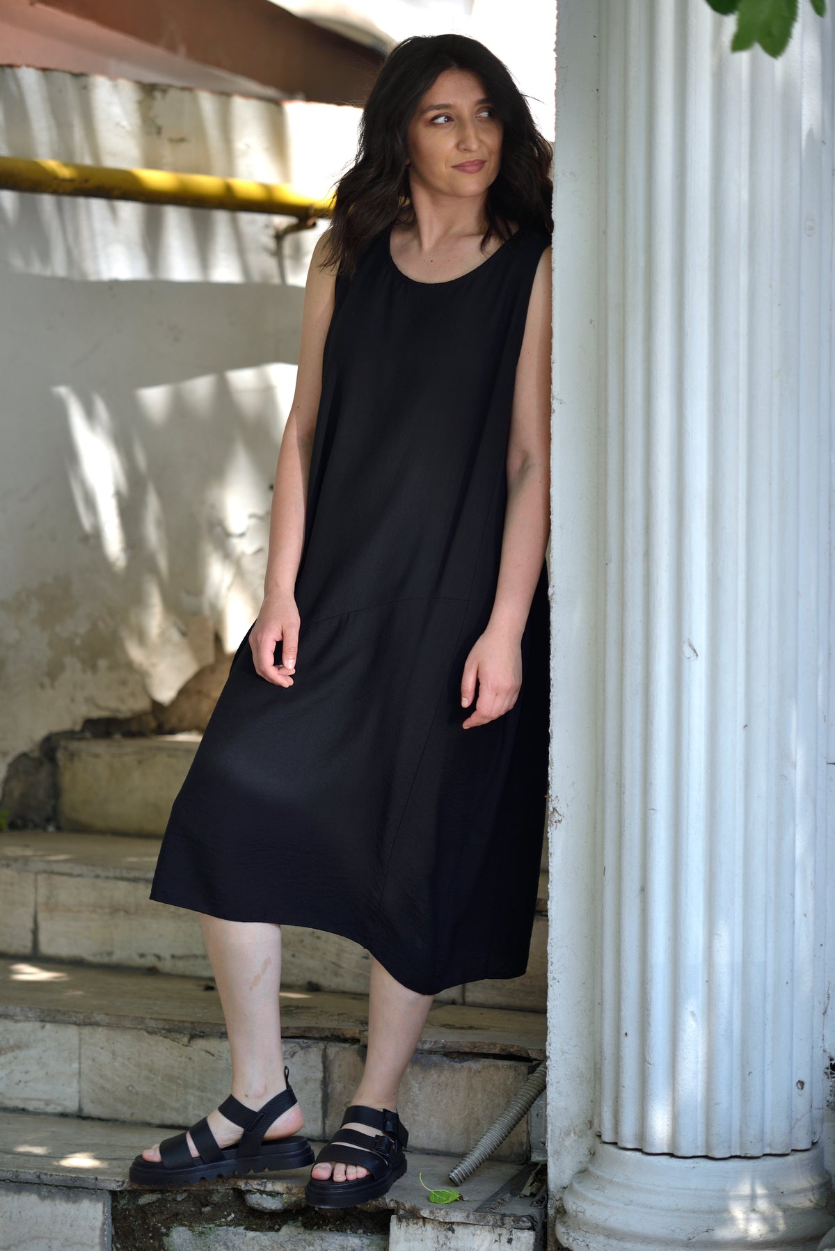 Rochie neagră din viscoză, fără mâneci, look urban elegant