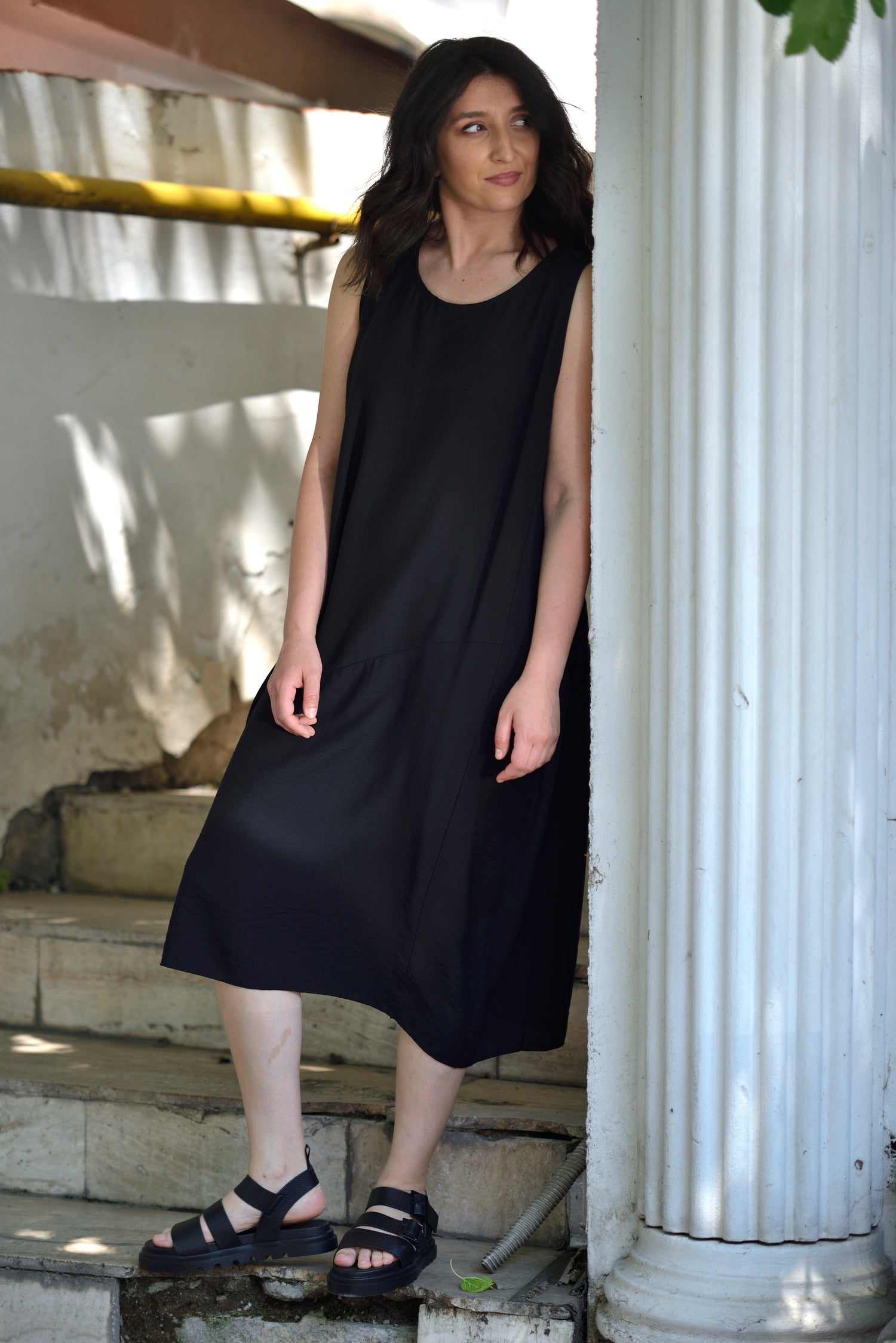 Rochie neagră din viscoză, fără mâneci, look urban elegant