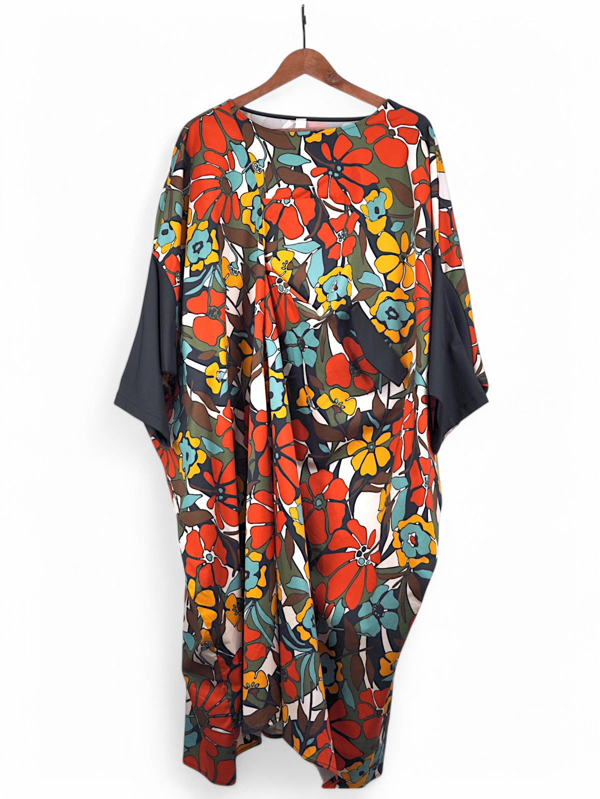 Rochie oversize cu imprimeu floral colorat, croială lejeră și umeri căzuți, brand Wendy Trendy