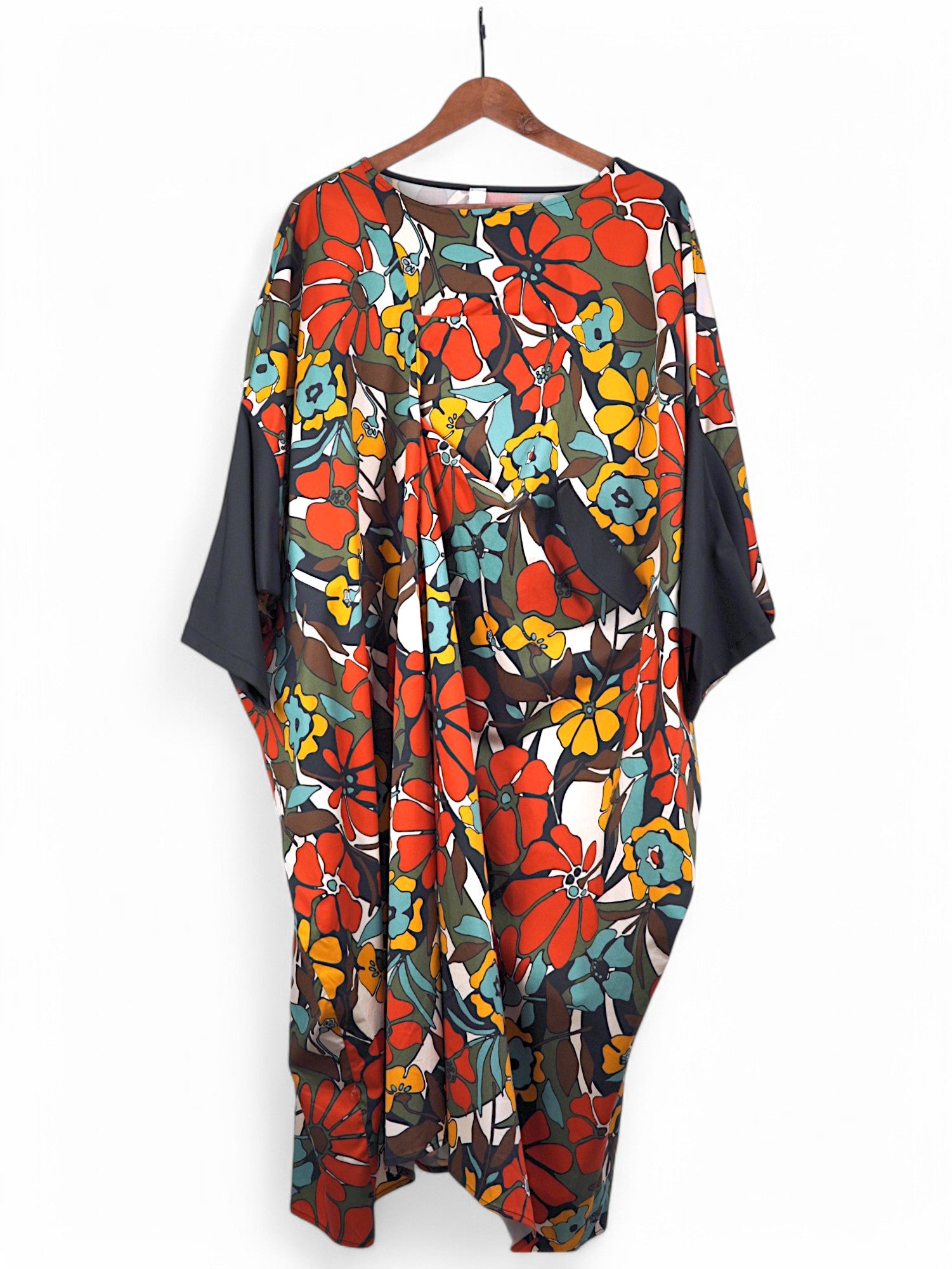 Rochie oversize cu imprimeu floral colorat, croială lejeră și umeri căzuți, brand Wendy Trendy