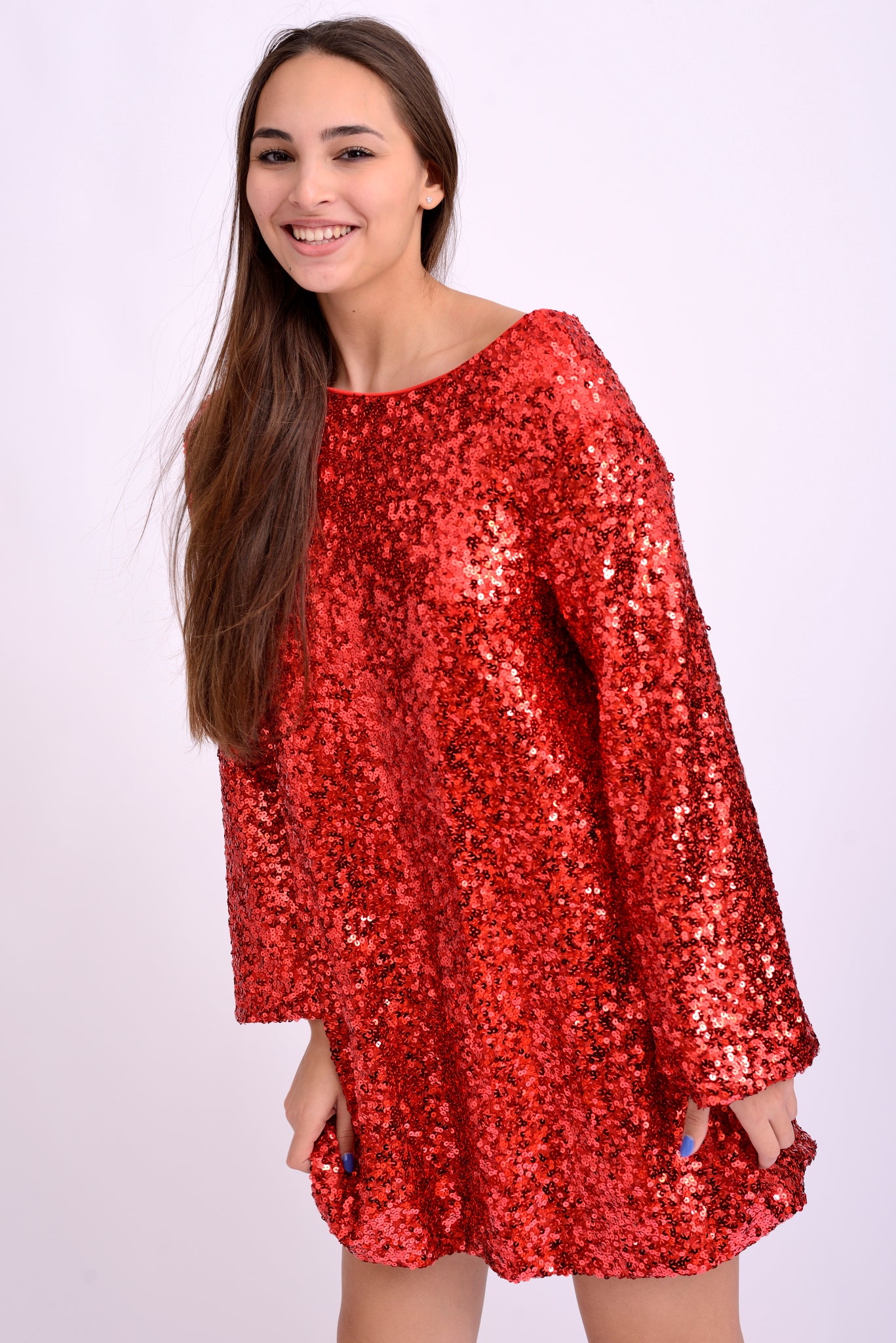 Rochie scurtă roșie cu paiete și mâneci lungi, decorată cu fundă elegantă la spate.