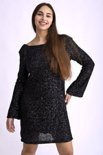 Rochie scurtă neagra cu paiete și mâneci lungi, decorată cu fundă elegantă la spate.