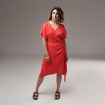  Rochie petrecută din in coral intens, cu decolteu în V și prindere laterală
