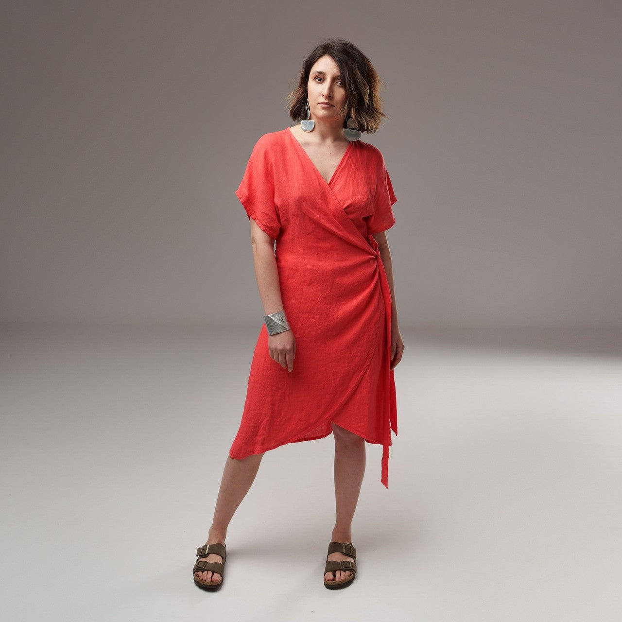  Rochie petrecută din in coral intens, cu decolteu în V și prindere laterală