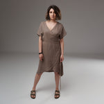 Rochie petrecută maro din in, stil casual, mâneci scurte și croi relaxat