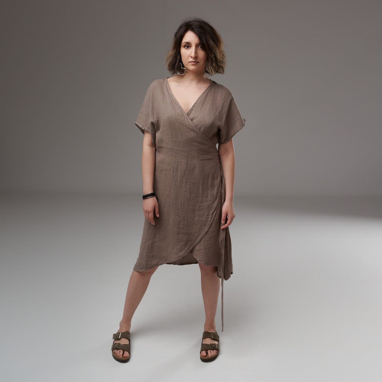 Rochie petrecută maro din in, stil casual, mâneci scurte și croi relaxat