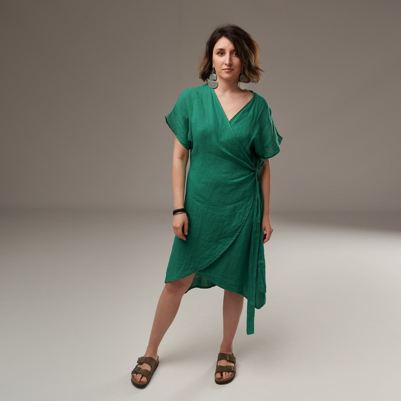  Rochie petrecută din in verde, cu croială lejeră și cordon lateral