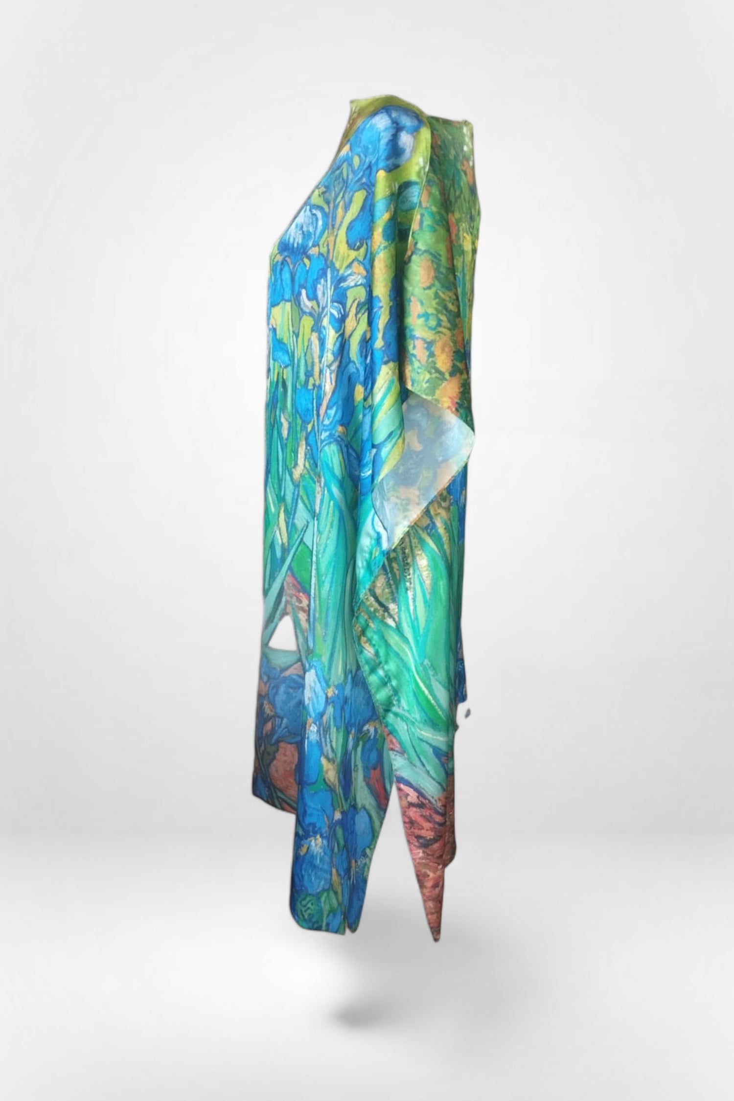 Rochie de plajă tip caftan cu imprimeu floral inspirat din pictura lui Van Gogh „Iriși”, vedere laterală