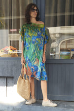 Rochie de plajă tip caftan cu imprimeu Van Gogh „Iriși”, purtată cu geantă de rafie și teniși