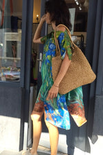 Rochie de plajă tip caftan cu imprimeu Van Gogh „Iriși”, purtată cu geantă de plajă, vedere laterală
