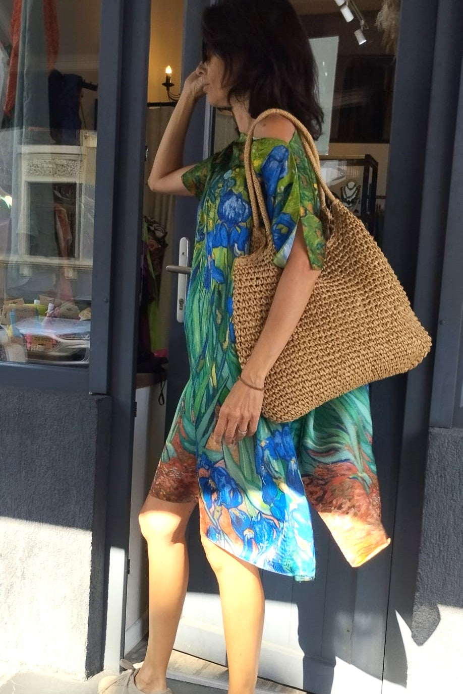 Rochie de plajă tip caftan cu imprimeu Van Gogh „Iriși”, purtată cu geantă de plajă, vedere laterală