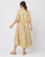 Rochie de plajă evazată în formă de A cu imprimeu floral, vedere din spate