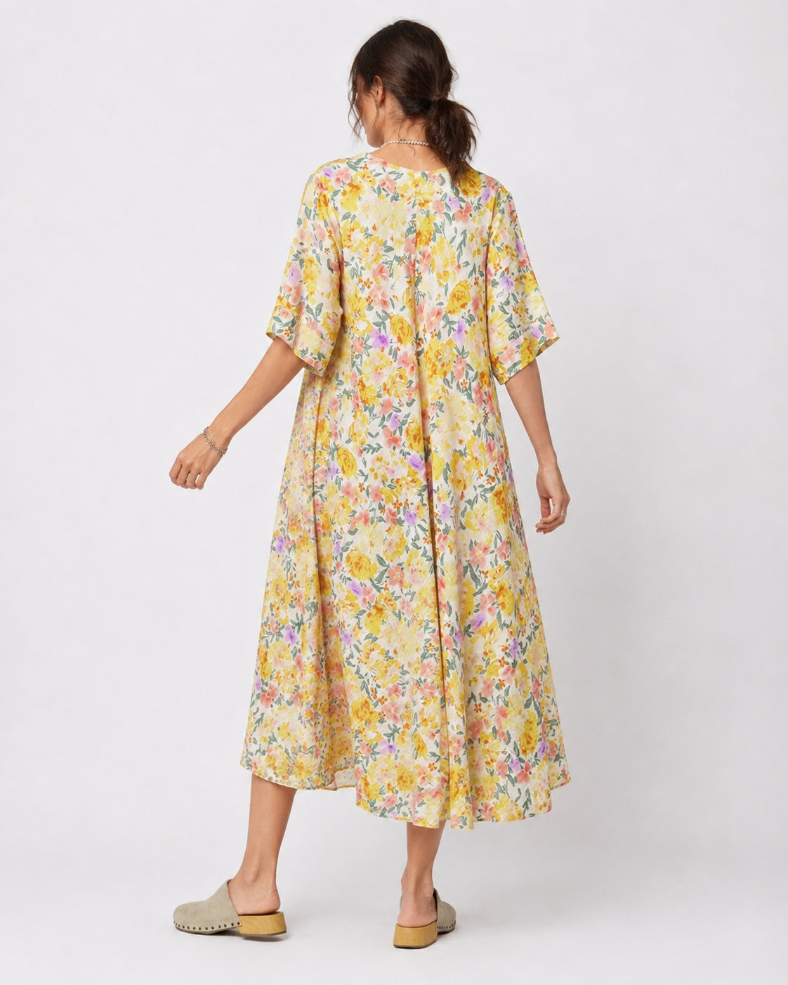 Rochie de plajă evazată în formă de A cu imprimeu floral, vedere din spate