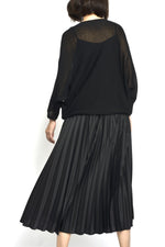 Rochie plisată lungă din două piese, văzută din spate, cu top negru transparent și fustă cu volum