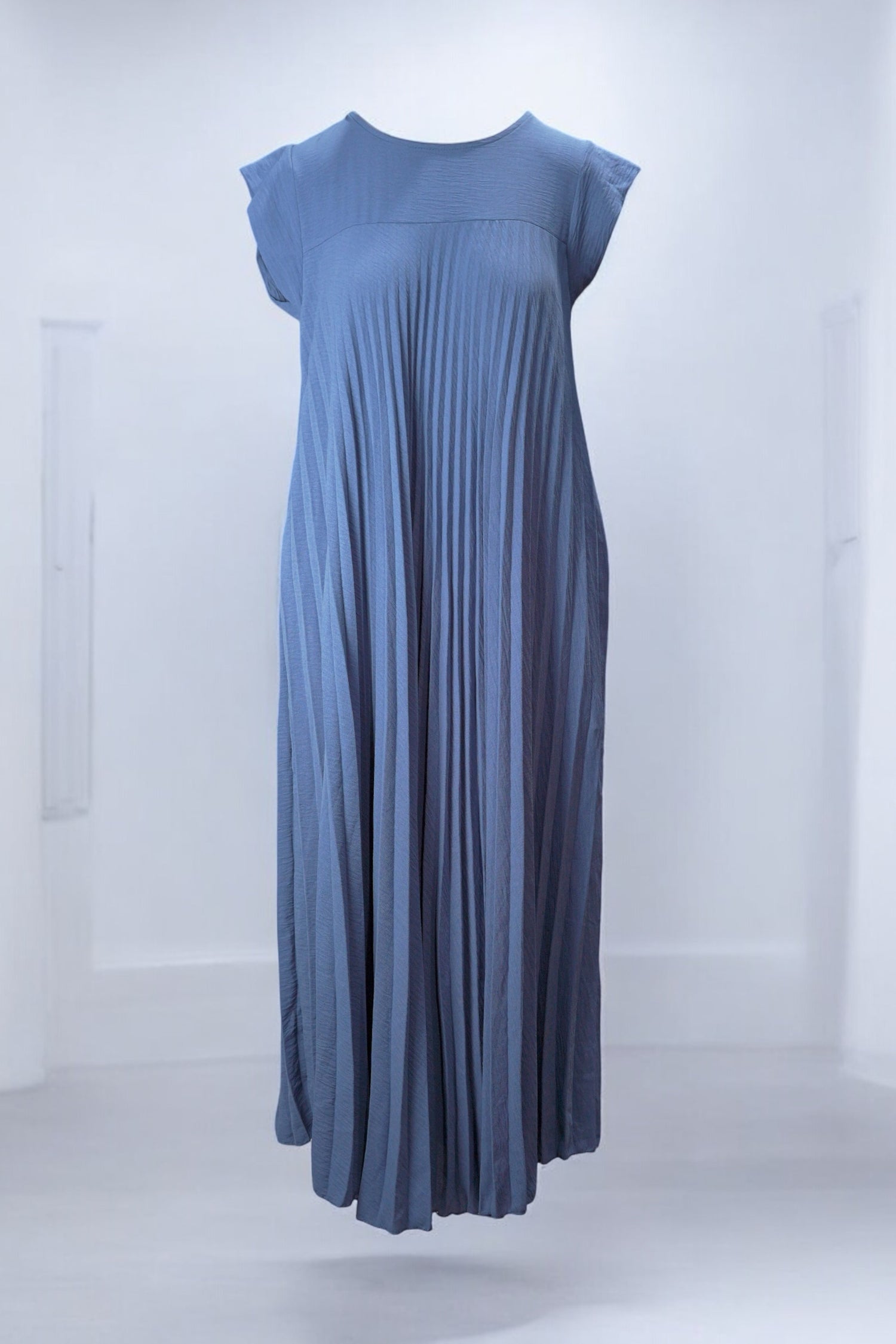 Rochie plisată lungă în nuanță bleu, cu mânecuțe scurte tip cap și croială amplă, vaporoasă.


