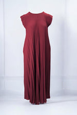 Rochie elegantă lungă, de culoare bordo, cu pliuri fine și mânecuțe scurte, ideală pentru ținute fluide și feminine.

