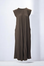 Rochie plisată de lungime maxi, într-o nuanță sofisticată maro închis, cu croi lejer și design minimalist.

