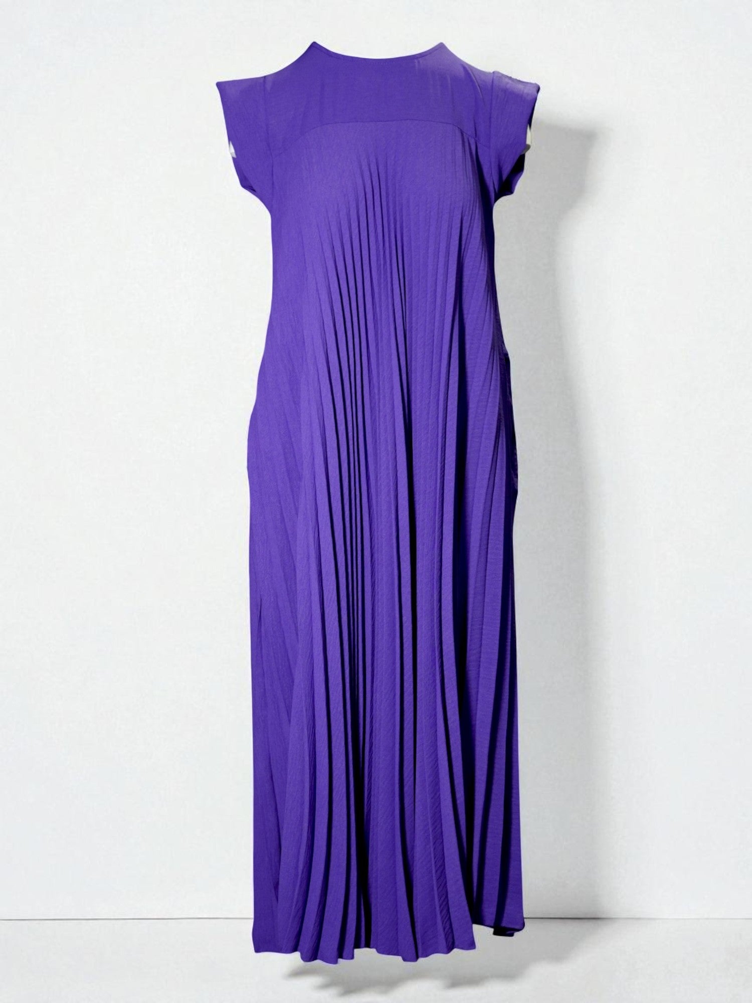 Rochie lungă plisată de culoare mov intens, fără mâneci, cu croială lejeră și textură fluidă, ideală pentru ocazii speciale sau vară elegantă.
