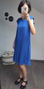  Rochie plisată scurtă într-o nuanță intensă de albastru cobalt, cu falduri vaporoase și croială dreaptă.