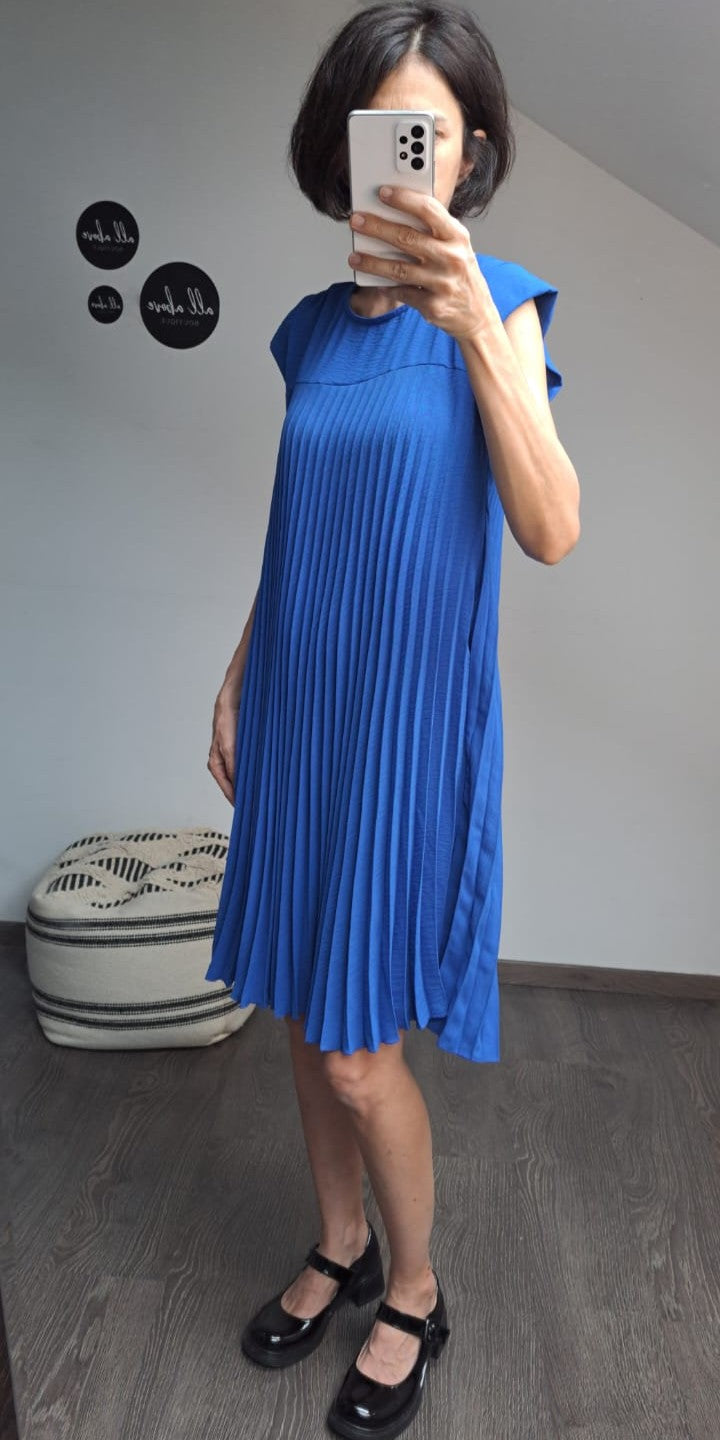  Rochie plisată scurtă într-o nuanță intensă de albastru cobalt, cu falduri vaporoase și croială dreaptă.