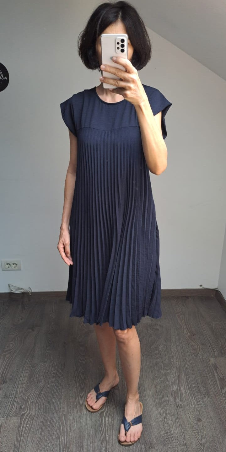 Rochie scurtă plisată în nuanță bleumarin, cu croială lejeră și mâneci tip cap sleeves.