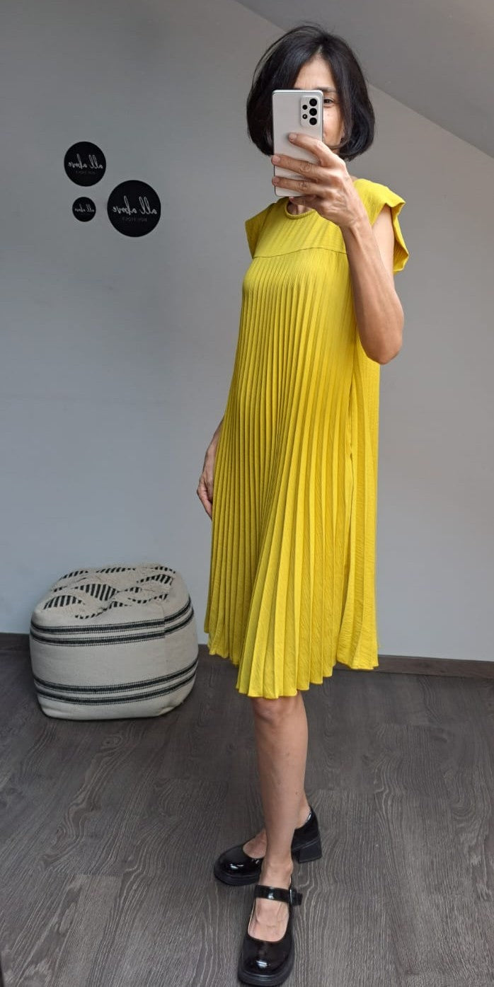 Rochie galbenă plisată, cu croială evazată, textură lejeră și mâneci scurte stilizate.