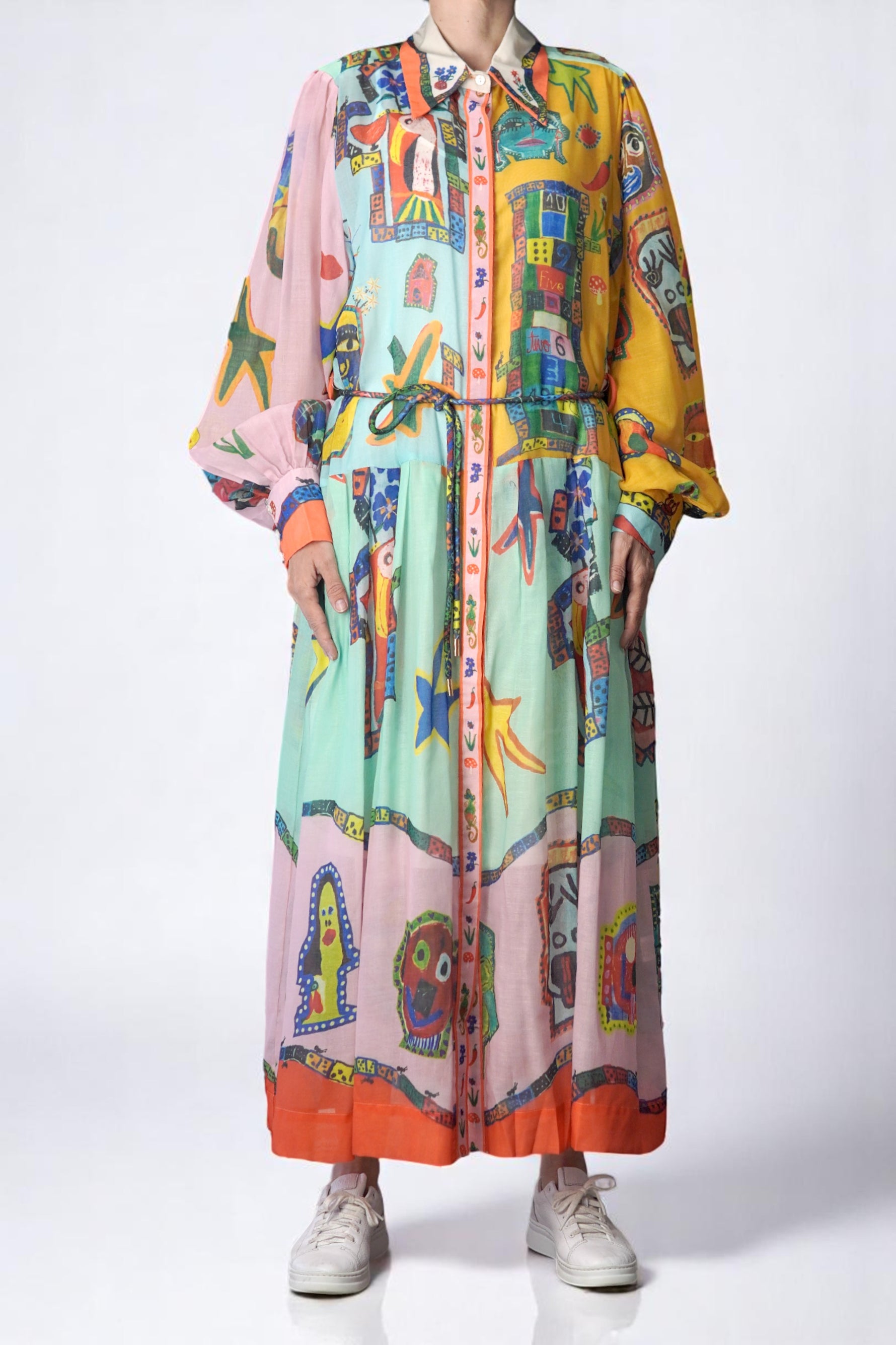 Rochie cămașă lungă cu imprimeu artistic în nuanțe de galben, roz și verde, vedere frontală