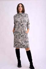 Rochie lejeră cu print abstract alb-negru, guler înalt tip turtleneck și mâneci lungi, purtată pe model, vedere din față.