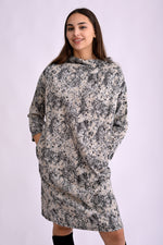 Rochie tricotată cu print alb-negru, guler înalt și mâneci lungi, vedere din spate pe model.