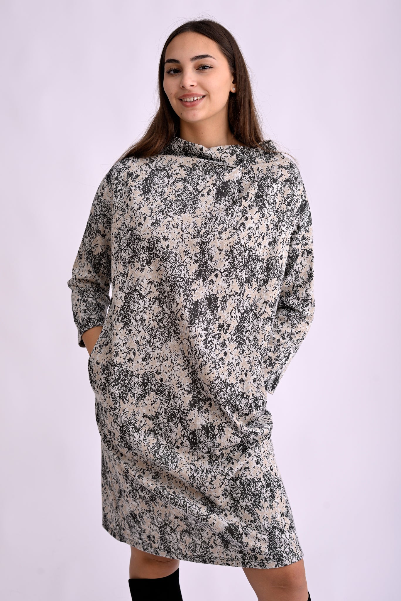 Rochie tricotată cu print alb-negru, guler înalt și mâneci lungi, vedere din spate pe model.