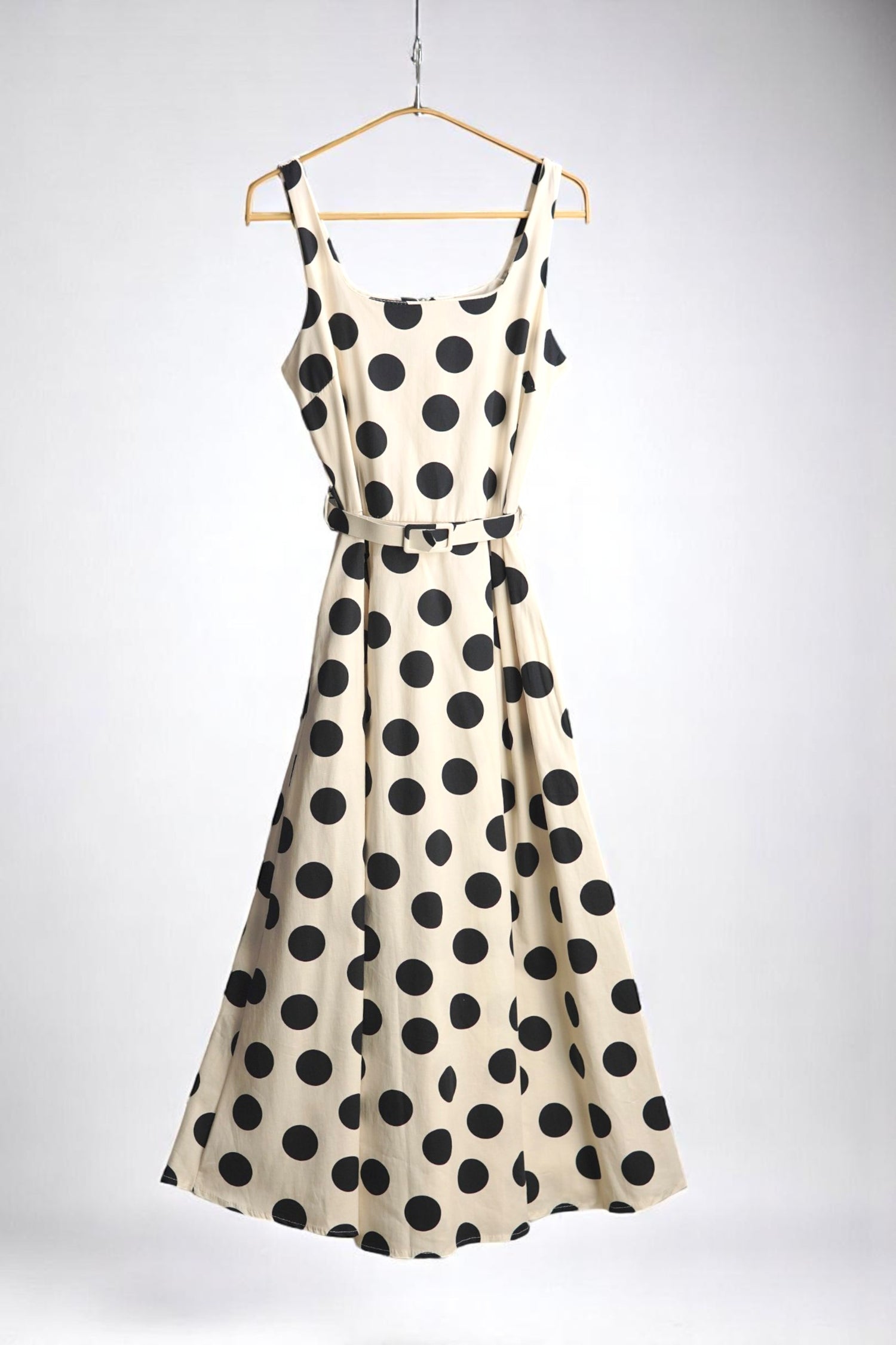 Rochie retro ivoar cu bretele late și buline negre, croială cambrată în talie și fustă amplă cloș