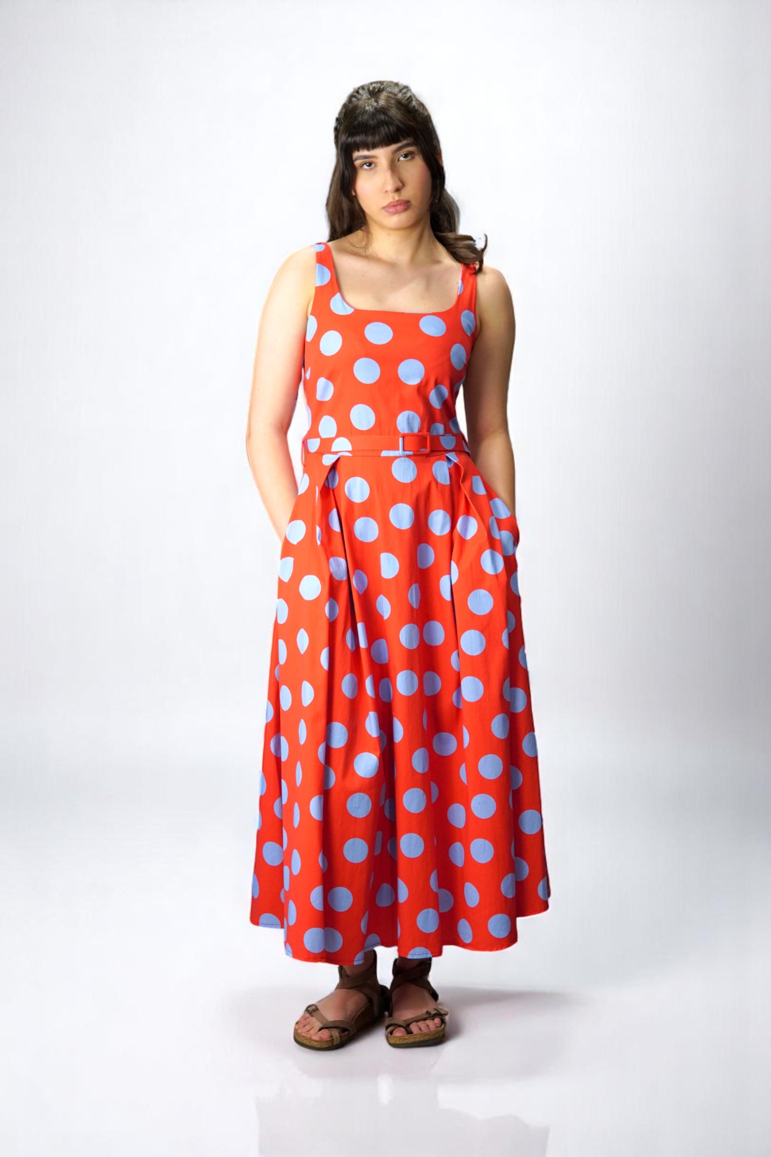 Rochie retro roșie cu bretele late și buline albastre, croială cambrată în talie și fustă amplă cloș