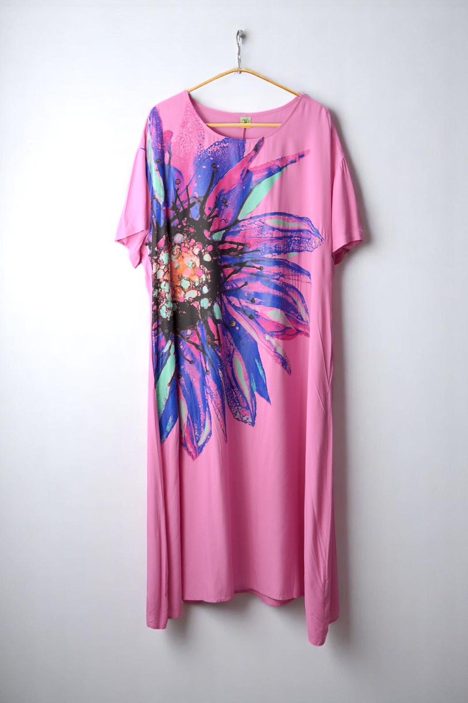 Rochie roz lejeră din viscoză cu imprimeu artistic floral, vedere frontală completă