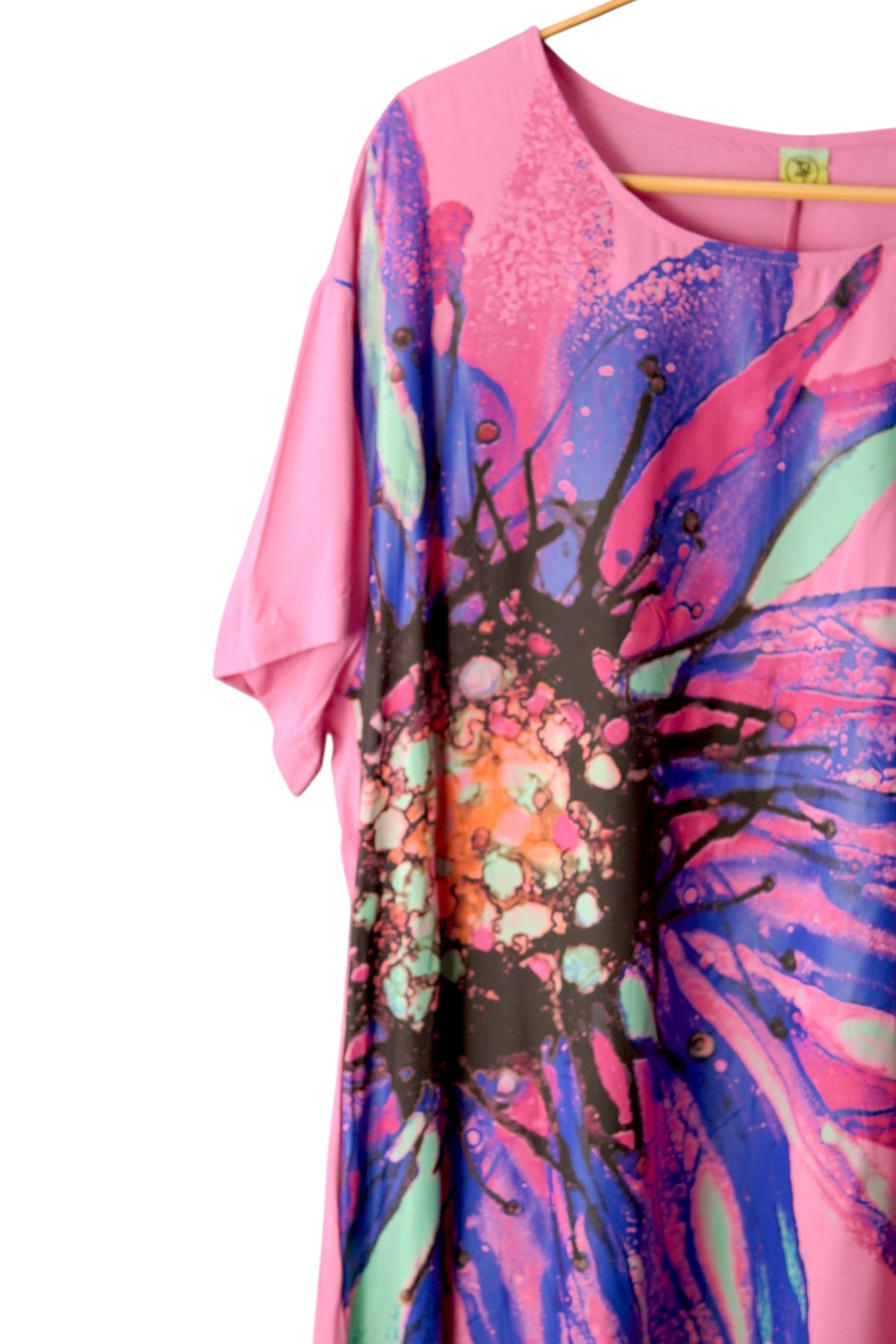 Detaliu bust și mânecă scurtă rochie roz cu imprimeu abstract floral