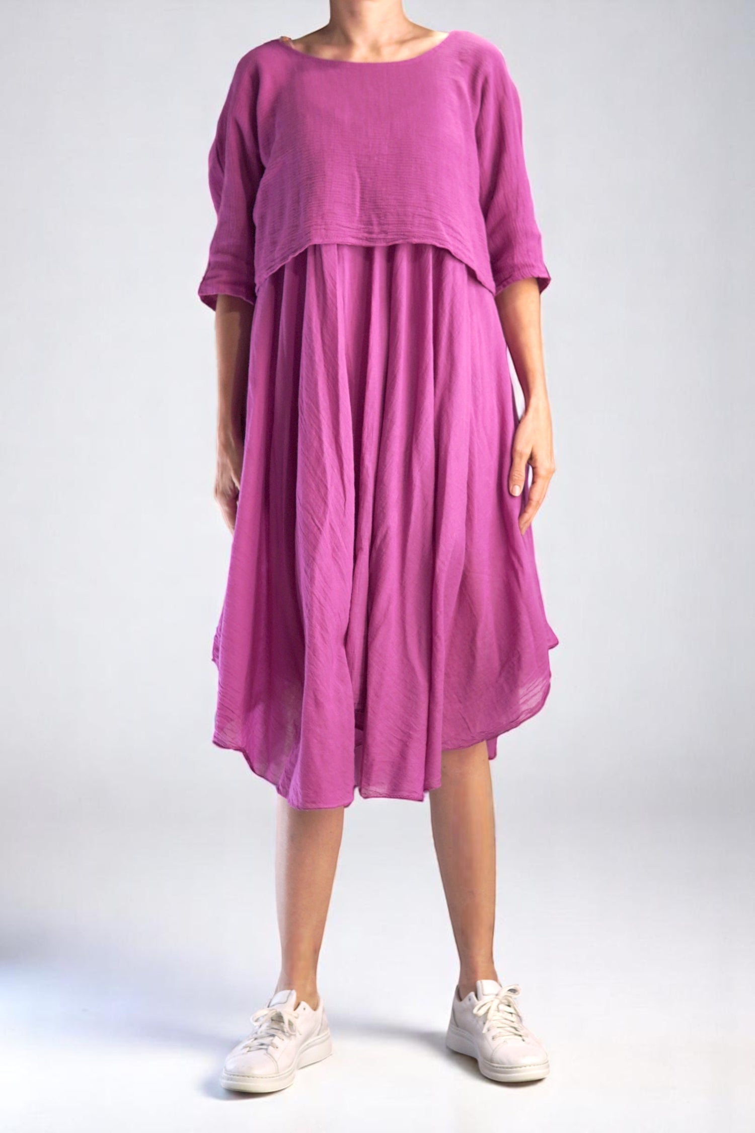 Rochie midi roz cu aspect relaxat, purtată de model cu pantofi sport.