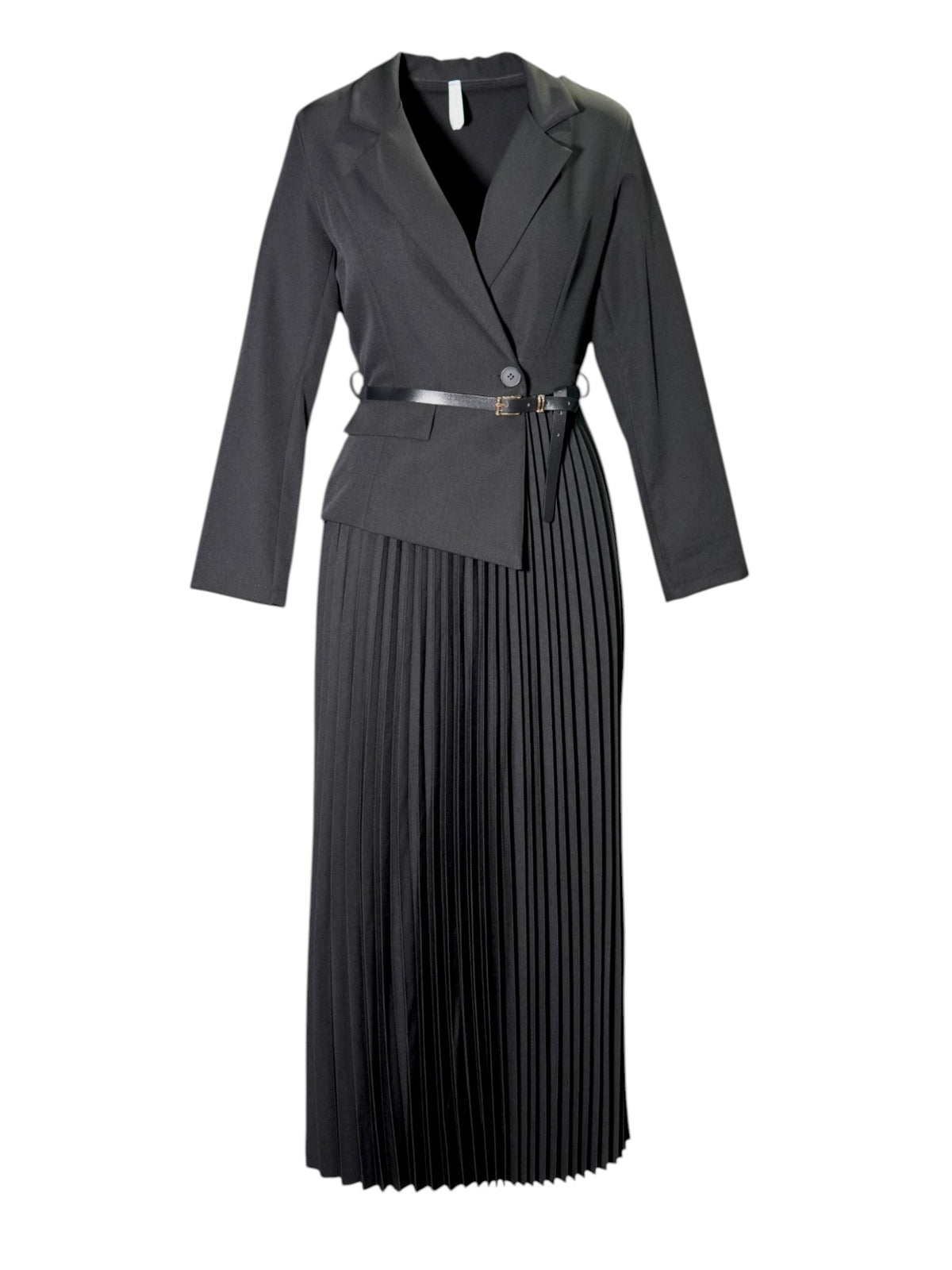 Rochie neagră elegantă cu design tip sacou în partea superioară și fustă plisată în partea inferioară, accesorizată cu curea subțire.