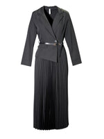Rochie neagră elegantă cu design tip sacou în partea superioară și fustă plisată în partea inferioară, accesorizată cu curea subțire.