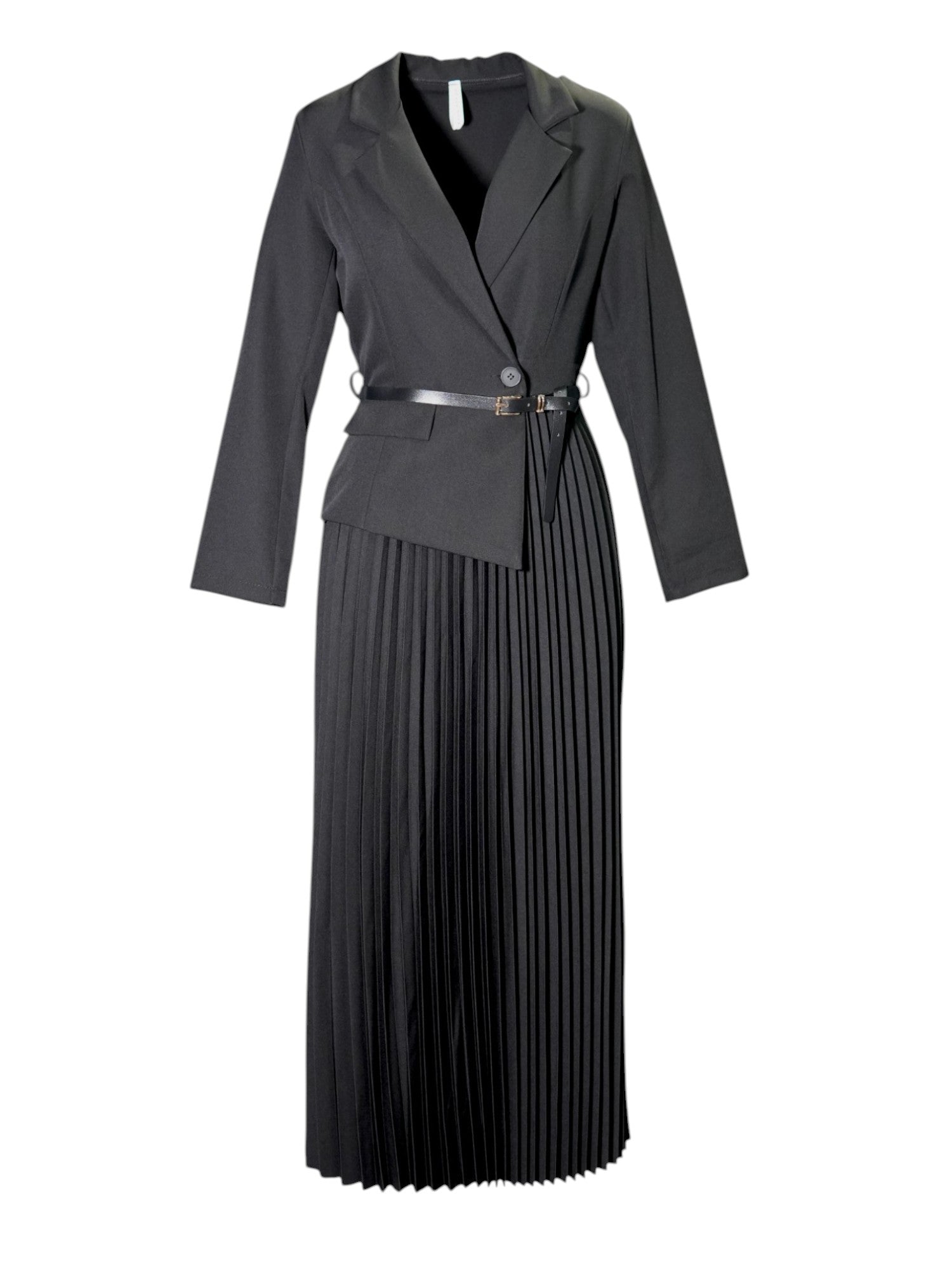 Rochie neagră elegantă cu design tip sacou în partea superioară și fustă plisată în partea inferioară, accesorizată cu curea subțire.