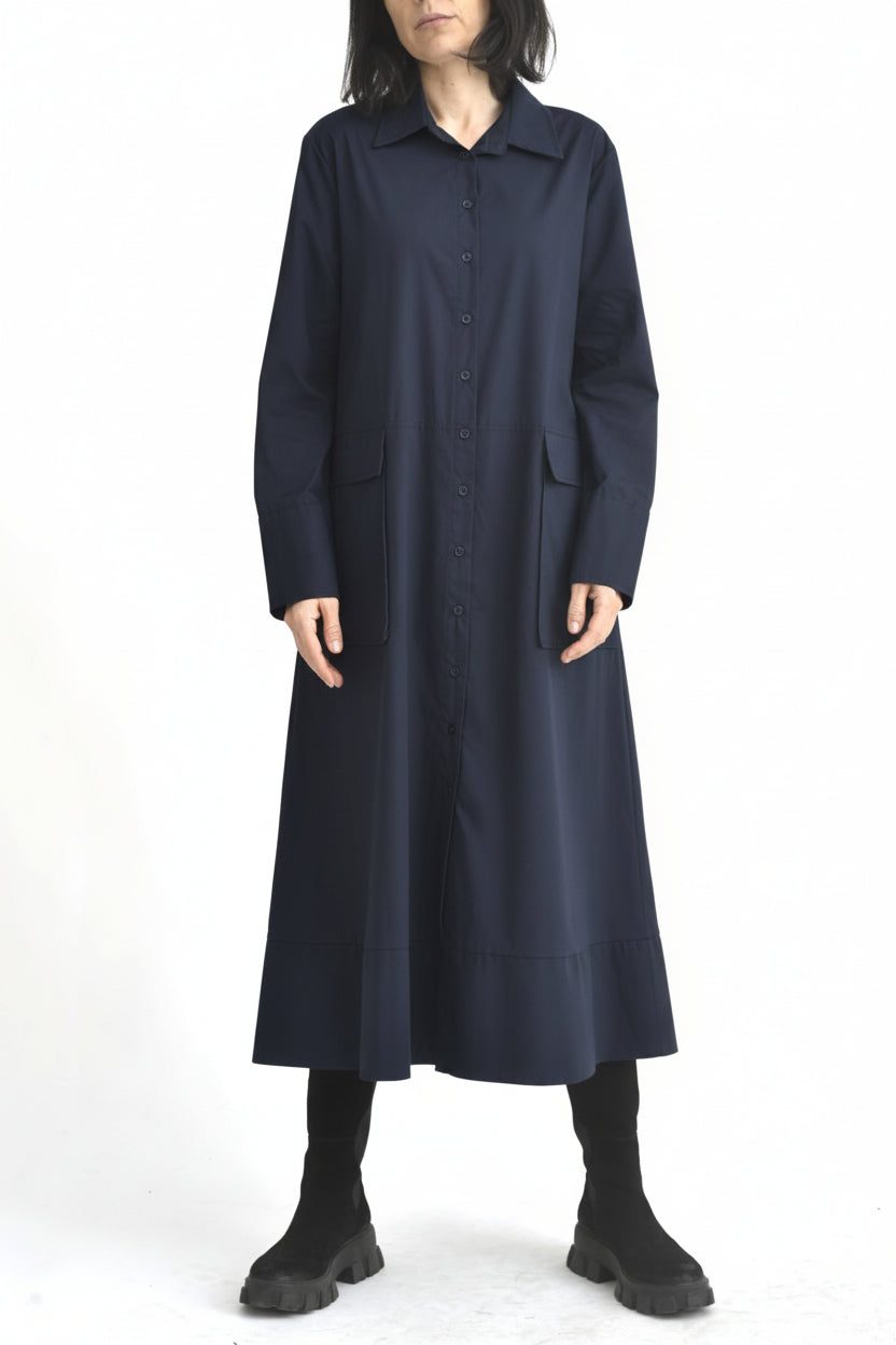 Detaliu guler clasic de cămașă la rochie sarafan bleumarin din bumbac, finisaj simplu și curat.