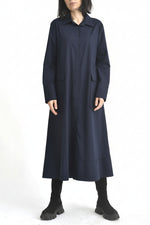 Detaliu guler clasic de cămașă la rochie sarafan bleumarin din bumbac, finisaj simplu și curat.