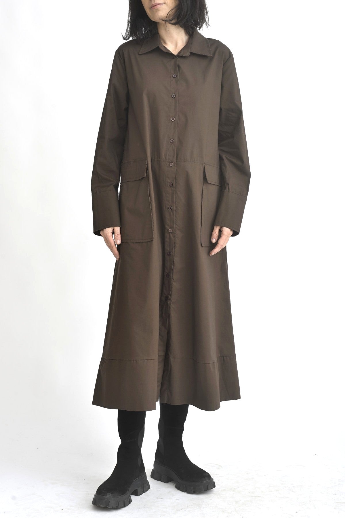 Rochie sarafan maro cu buzunare aplicate în față, funcționale și bine proporționate.