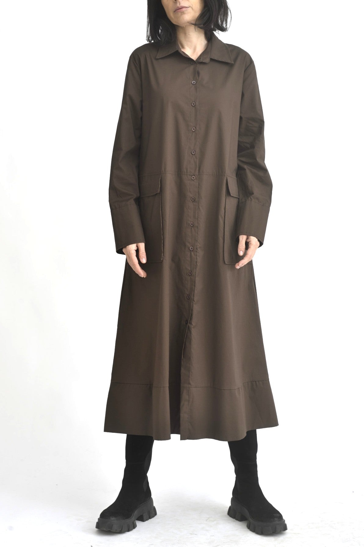 Rochie sarafan maro, purtată cu colanți și bocanci, stil urban relaxat.