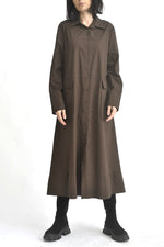 Rochie sarafan maro, purtată cu colanți și bocanci, stil urban relaxat.