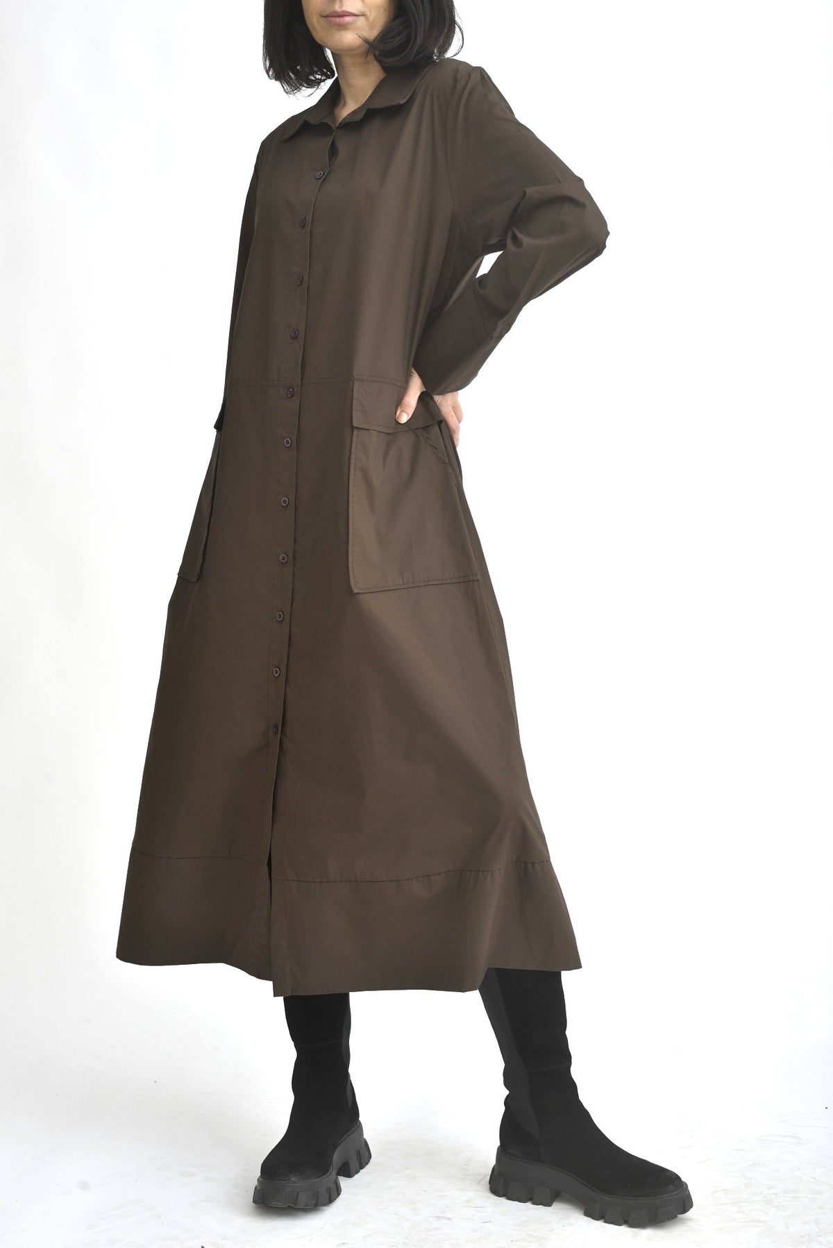 Vedere laterală a rochiei sarafan maro, cu croială lejeră și cădere naturală a materialului.