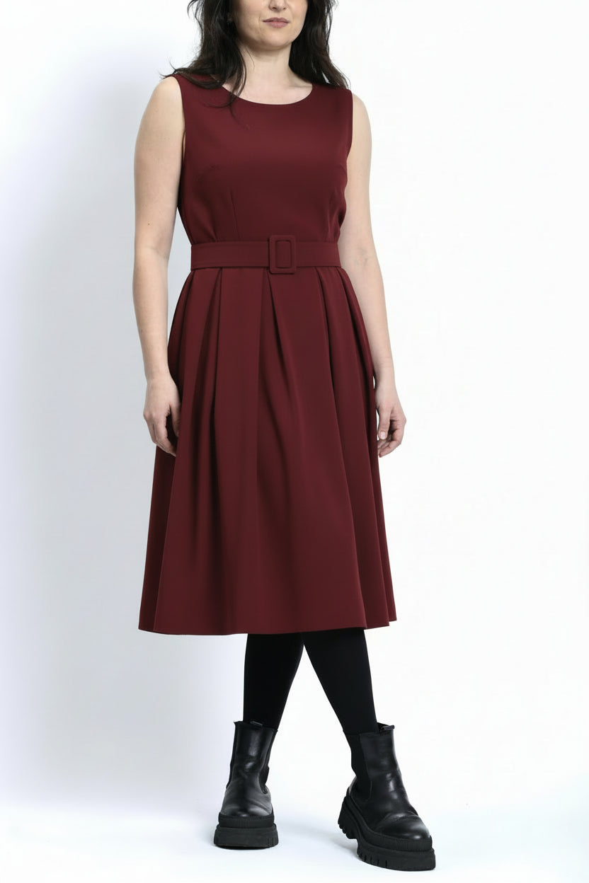 Rochie sarafan cu pliuri, vedere din spate, linie curată și lungime midi.